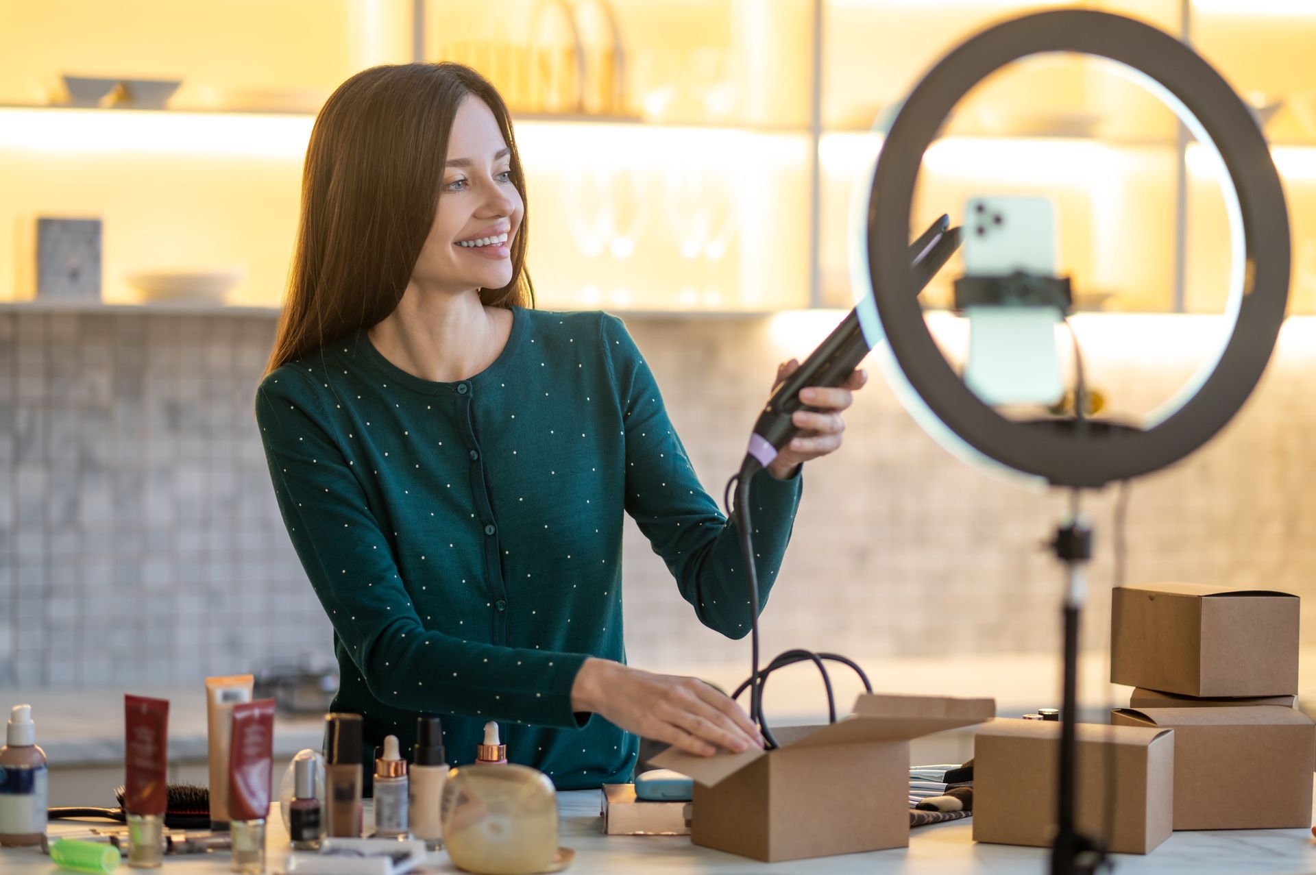 Mulher mostrando produto de beleza em vídeo para redes sociais
