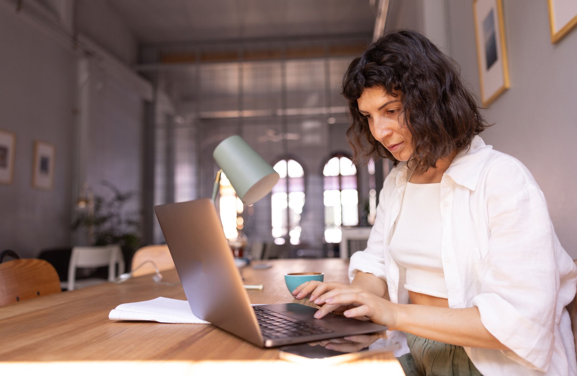 Lojista planejando estratégia de marketing de conteúdo para loja de cosméticos no notebook