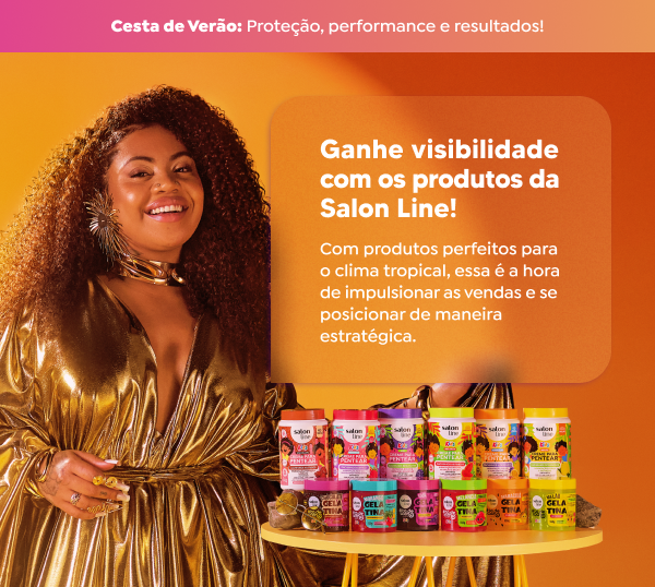 Mulher sorridente ao lado de cesta com produtos da Salon Line para vendas de verão no ponto de venda