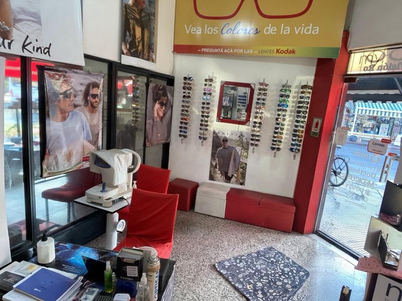 Tres pares de gafas sobre una superficie gris, junto a estuches de cuero en color negro, marrón y tostado.