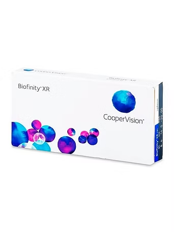Óptico mostrando gafas a un cliente sentado en una luminosa óptica.