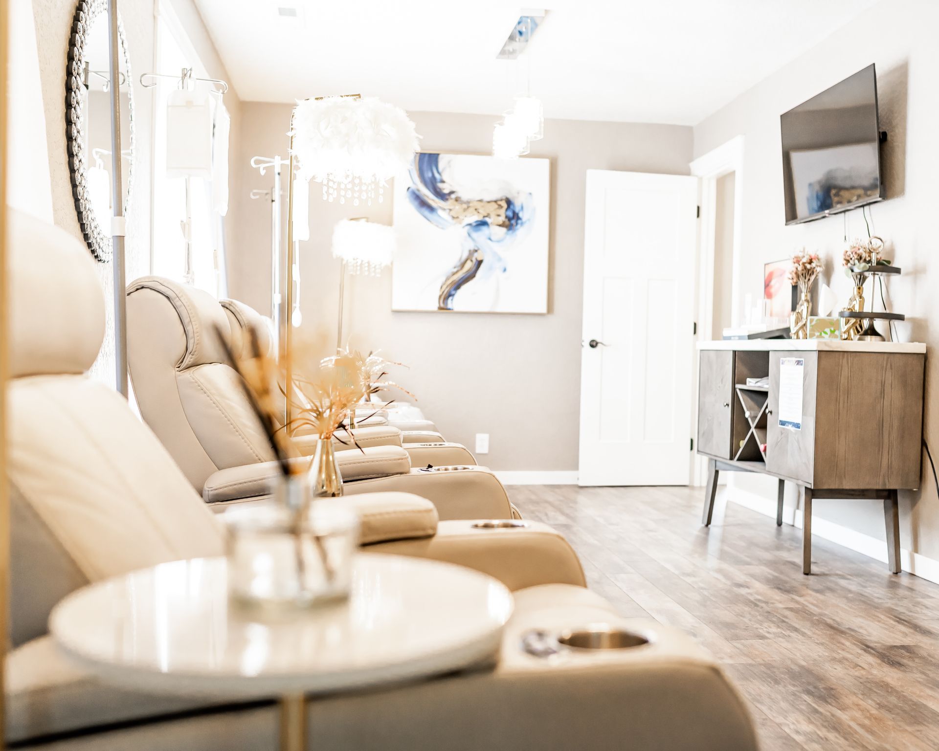 A living room with a row of chairs and a table.