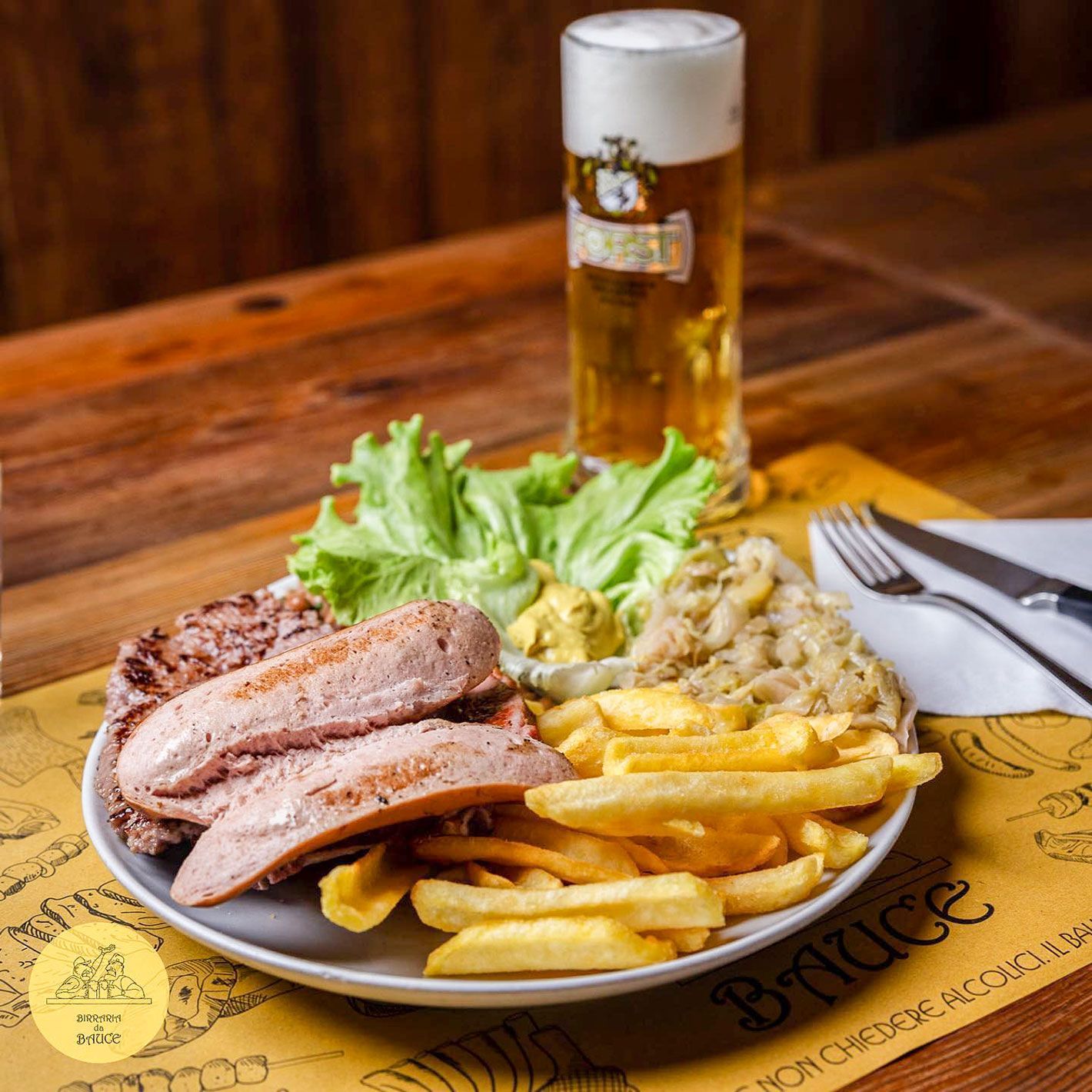 filetto con insalata e patatine fritte
