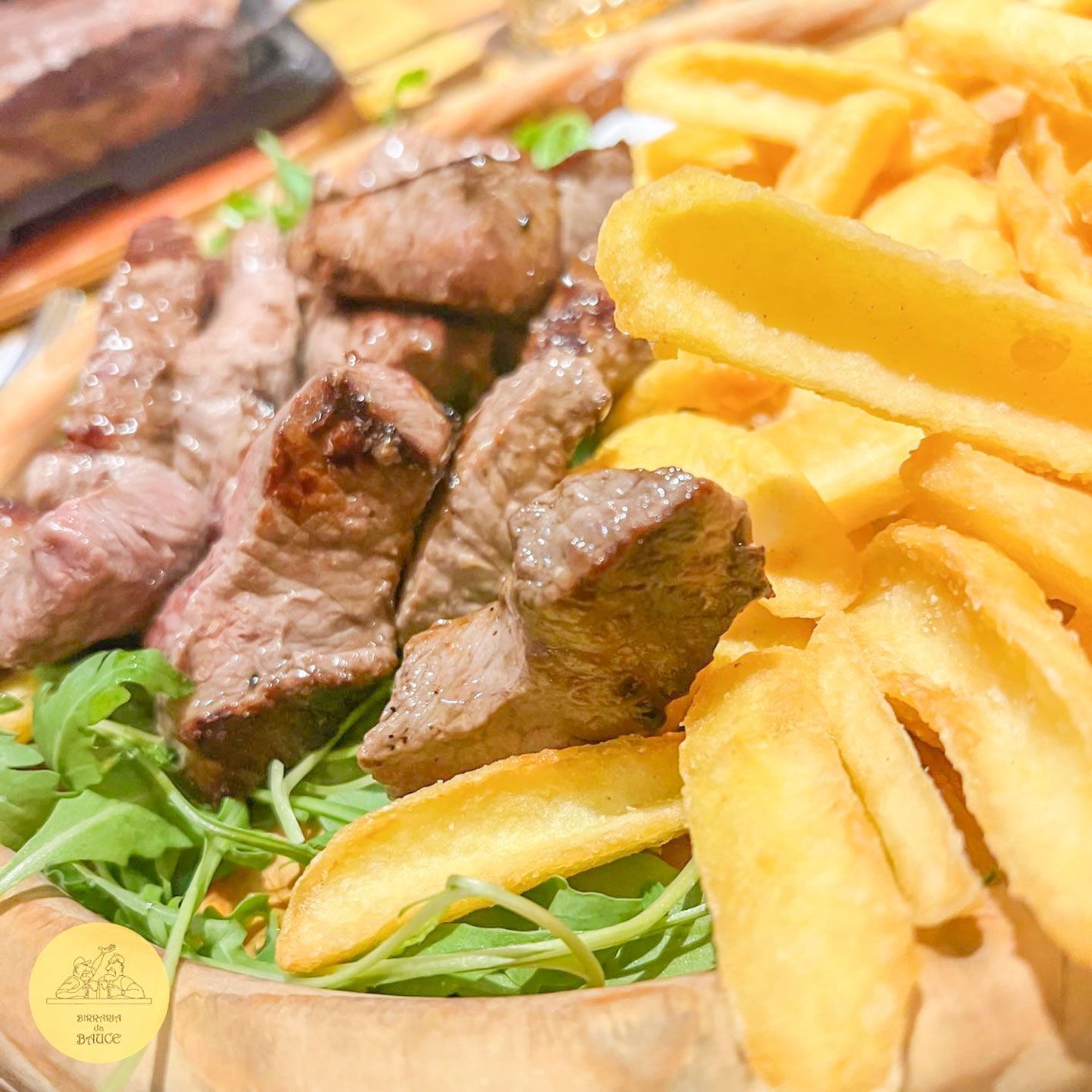 carne con patatine fritte