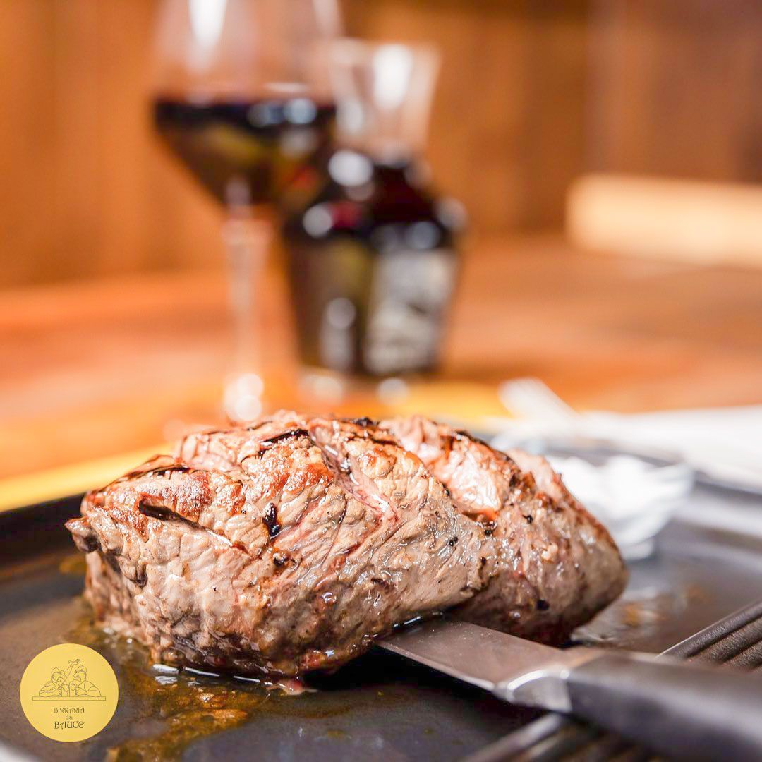 carne alla griglia con vino rosso