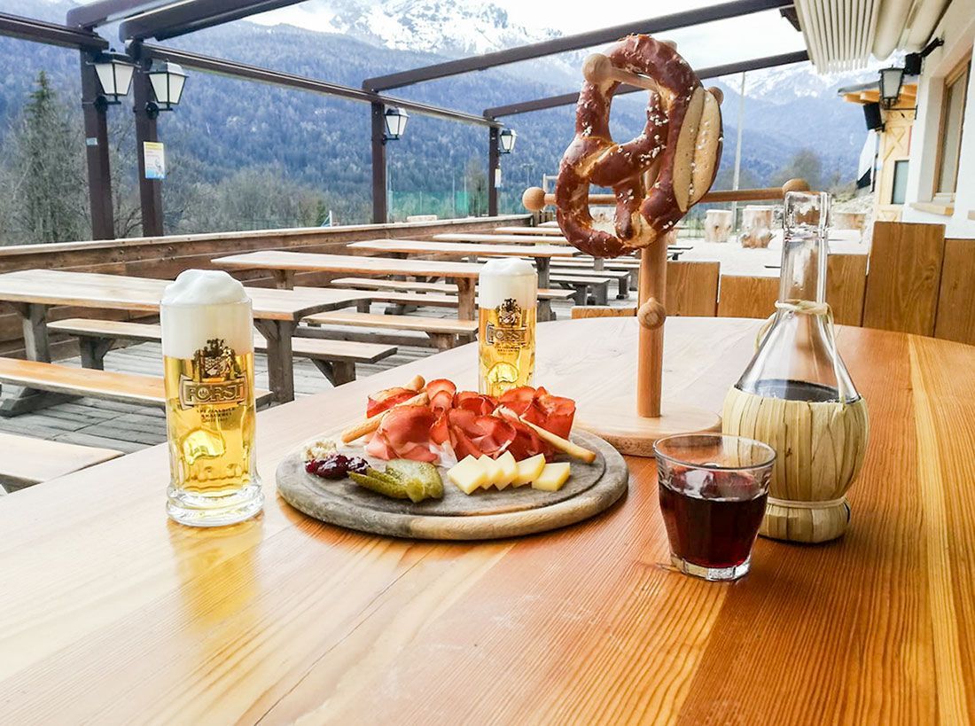 tagliere misto con birra e vino