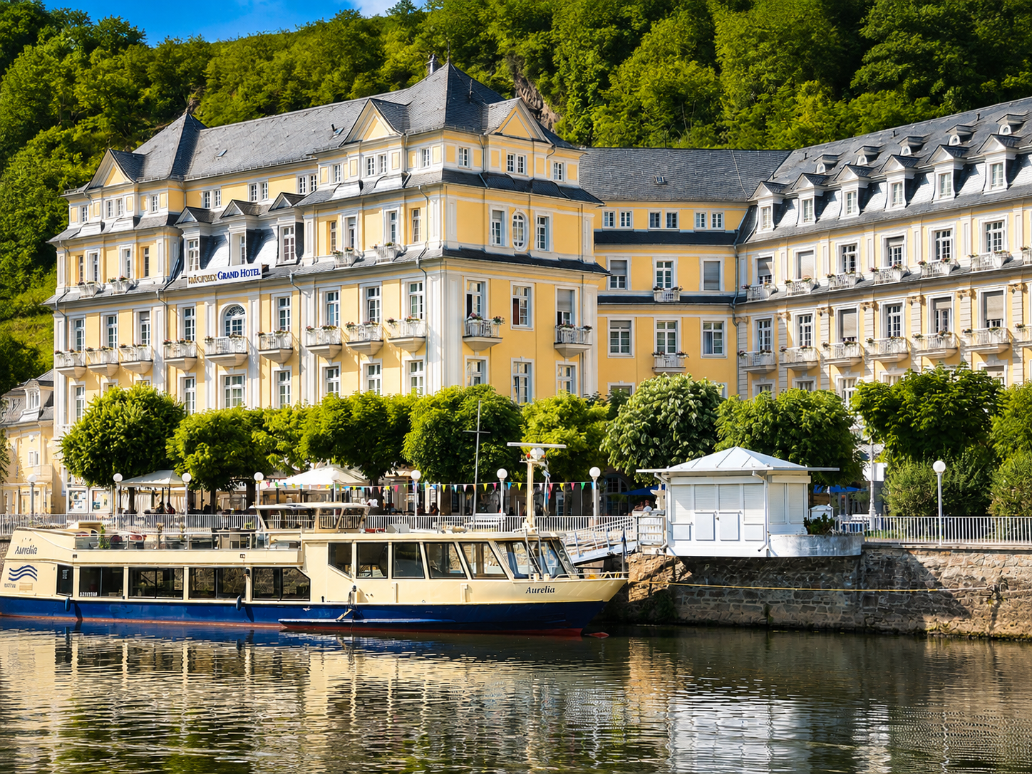 MS Aurelia am Anleger Bad EmsHäcker's Grand Hotel an der Kurpromenade Bad Ems