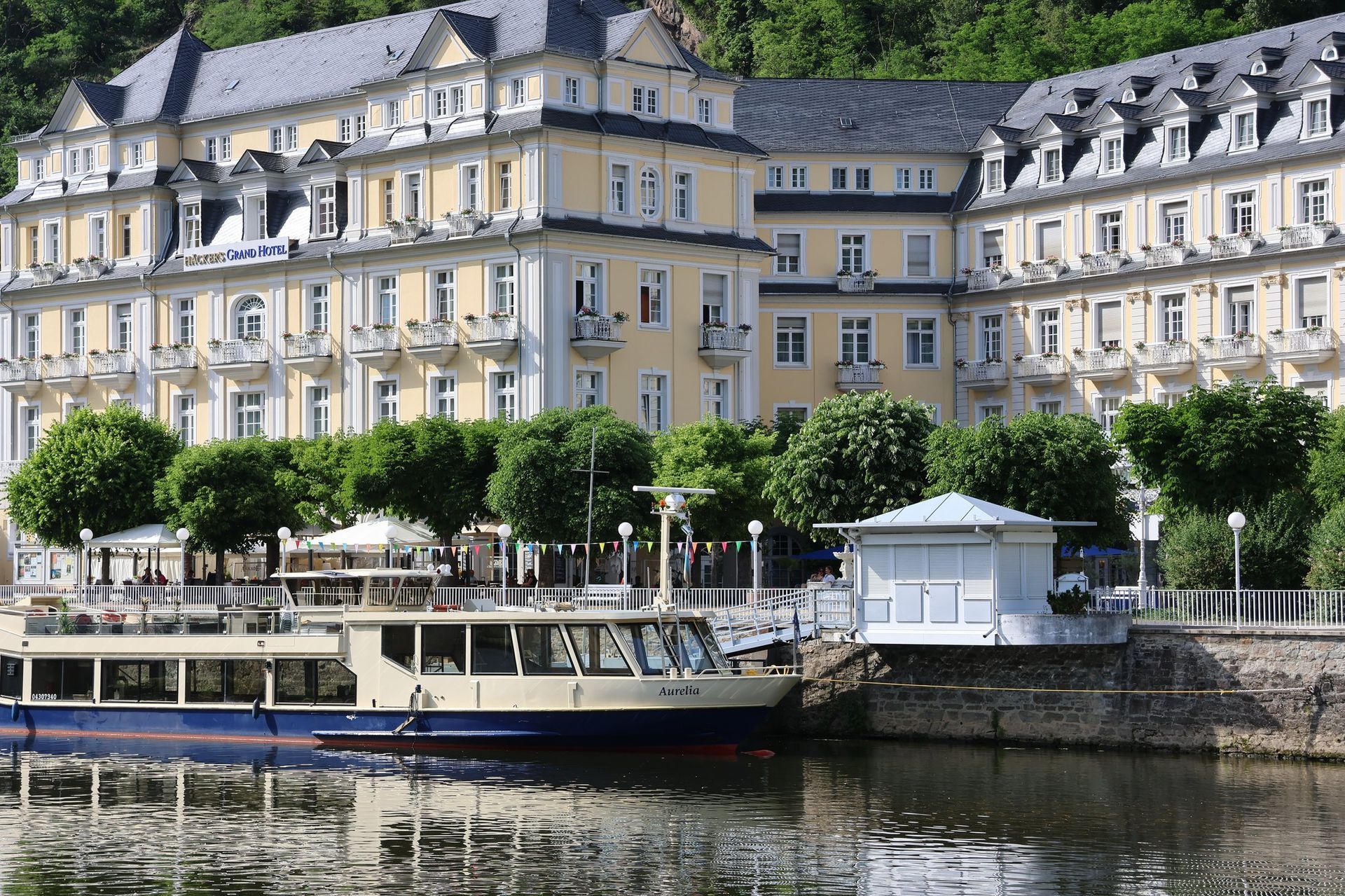 Blick vom Schiff auf Bad Ems