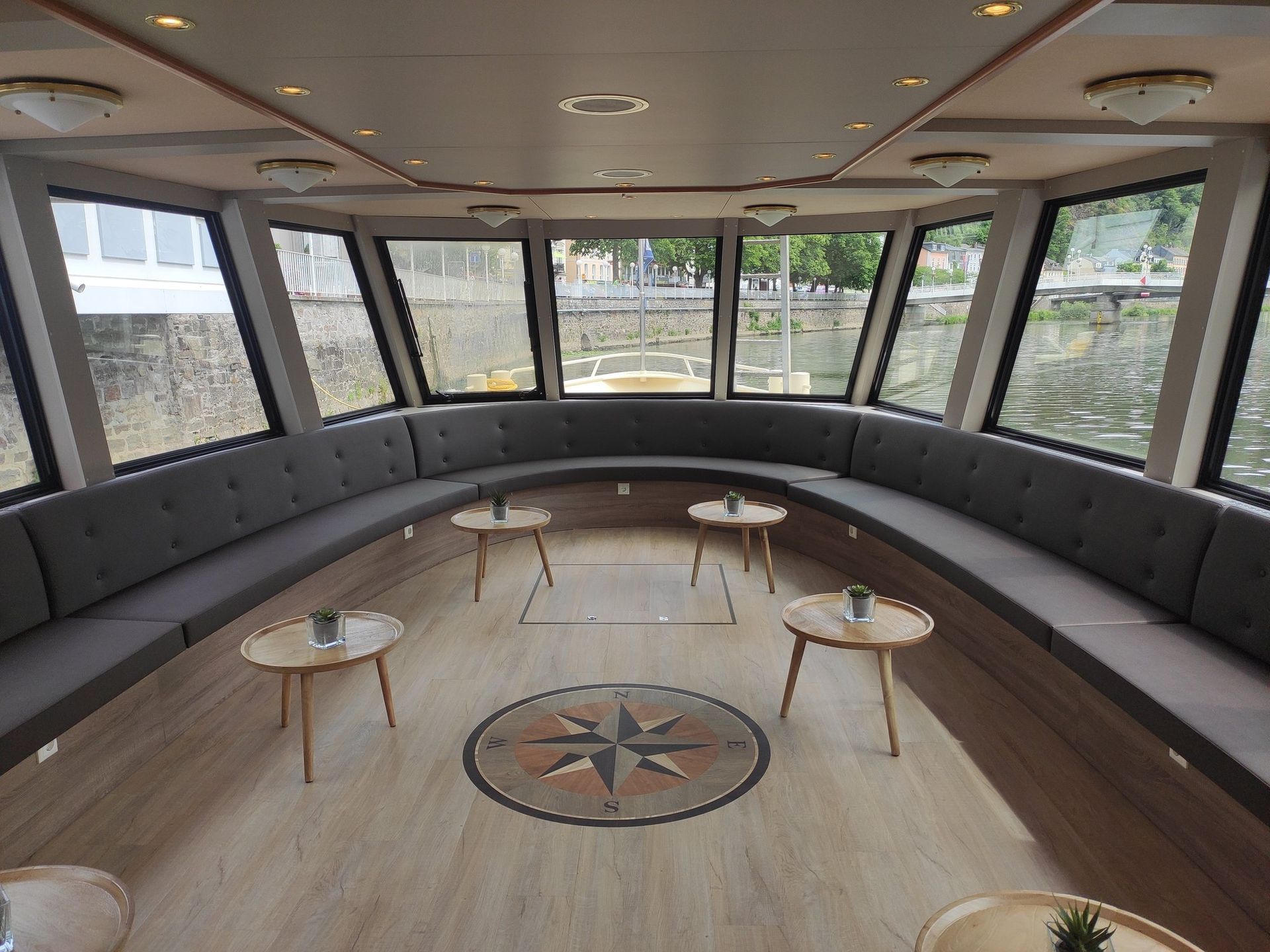 Bugsalon mit Kompassrose an Bord der AureliaMehrgenerationengäste im Panorama-Salon der AURELIA
