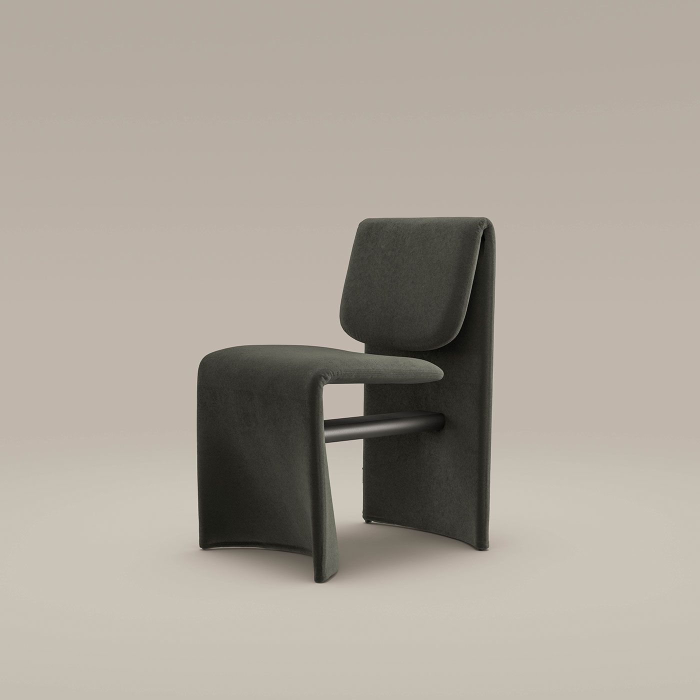 Silla tapizada oscura con respaldo curvo y estante lateral abierto sobre fondo beige.