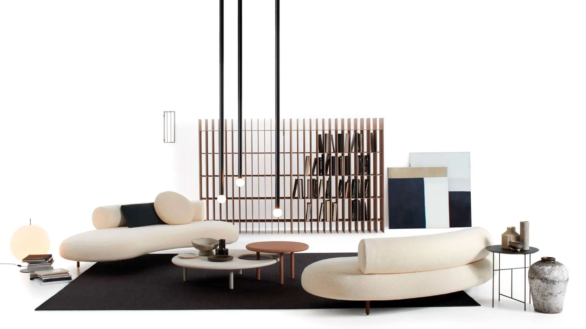 Salón moderno minimalista con sofás color crema, alfombra negra