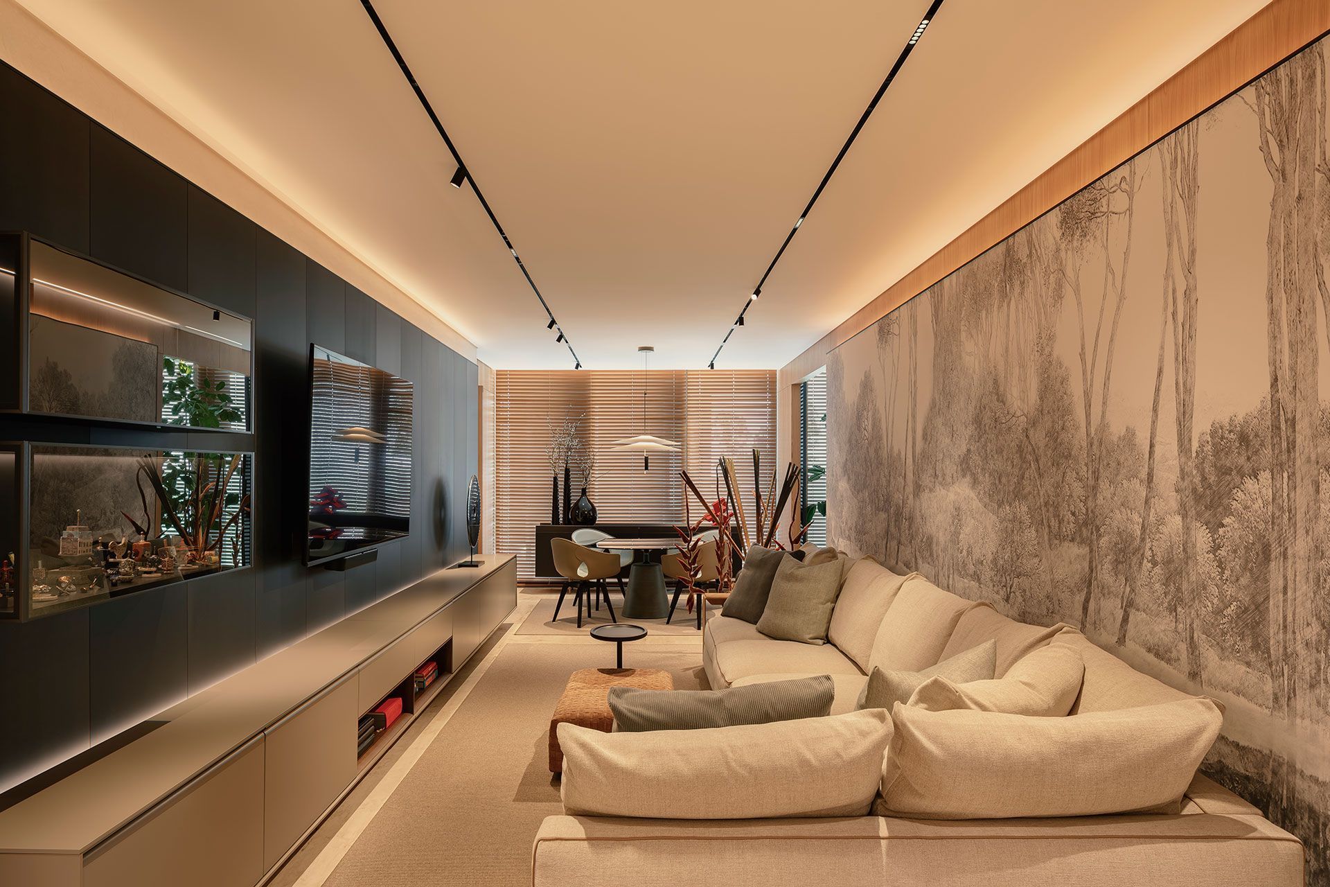 Sala de estar moderna con estantes iluminados empotrados, listones de madera verticales y un sofá gris claro.