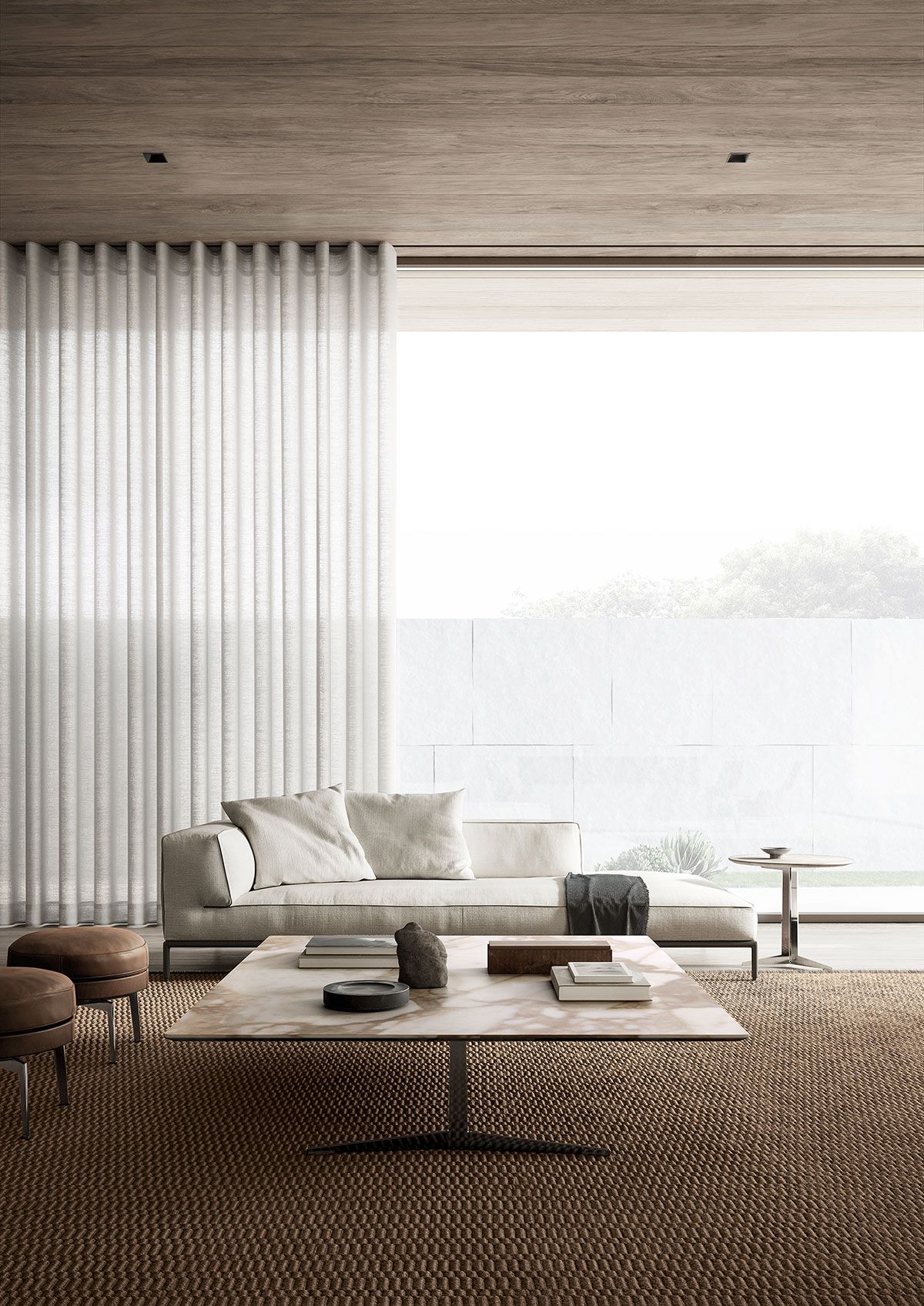 Luminoso salón moderno con gran ventanal, sofá beige, mesa de centro y alfombra tejida.