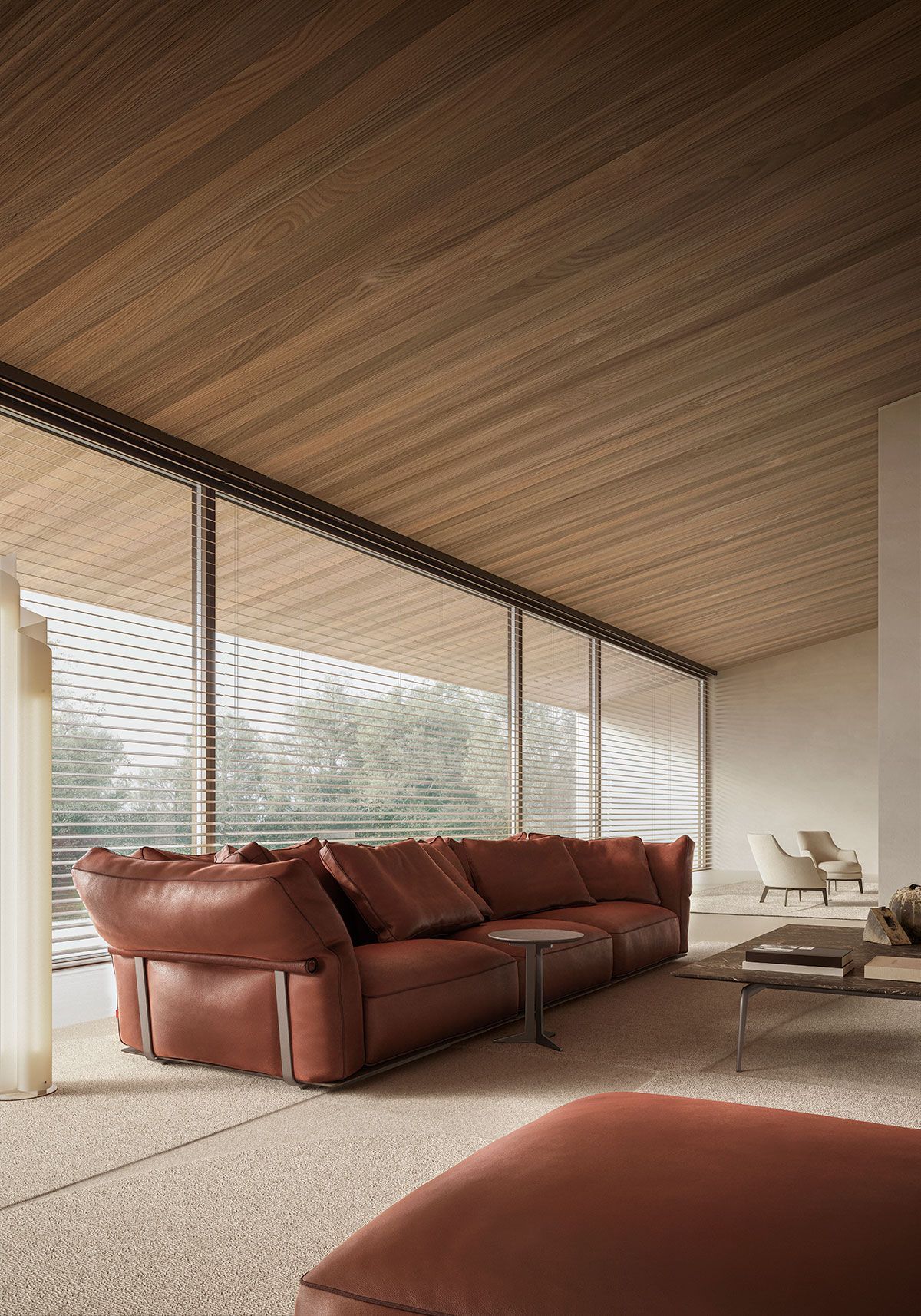 Sala de estar moderna con sofá de cuero marrón, techo de madera y ventanales