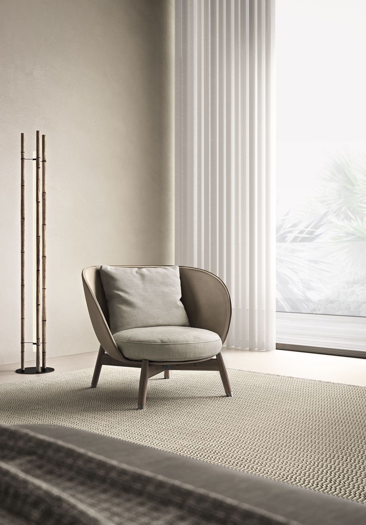 Sala de estar minimalista con un sillón gris, una lámpara de pie y cortinas transparentes junto a una ventana luminosa.