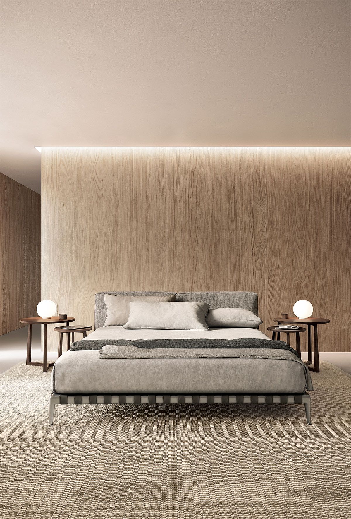 Dormitorio moderno de color beige con cama baja, mesitas de noche a juego, pared de madera retroiluminada en tonos cálidos