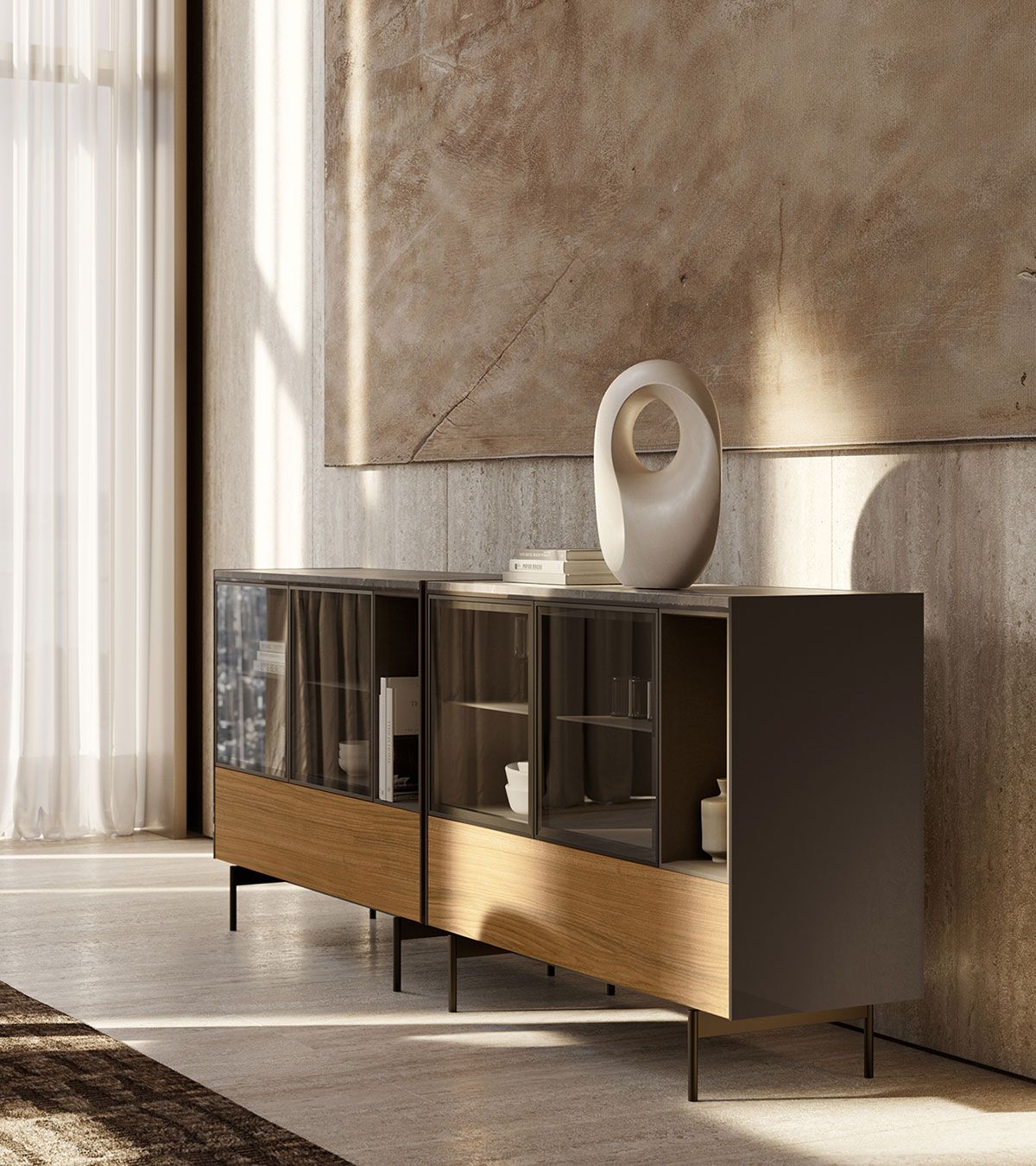 Aparador moderno con puertas de cristal y base de madera en un salón minimalista bañado por el sol.