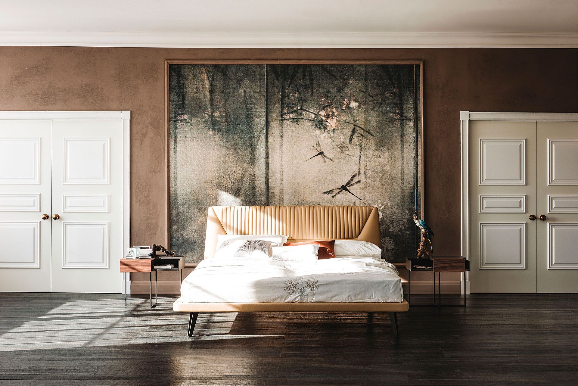 Dormitorio minimalista con una cama grande, arte mural texturizado y paredes revestidas de madera.