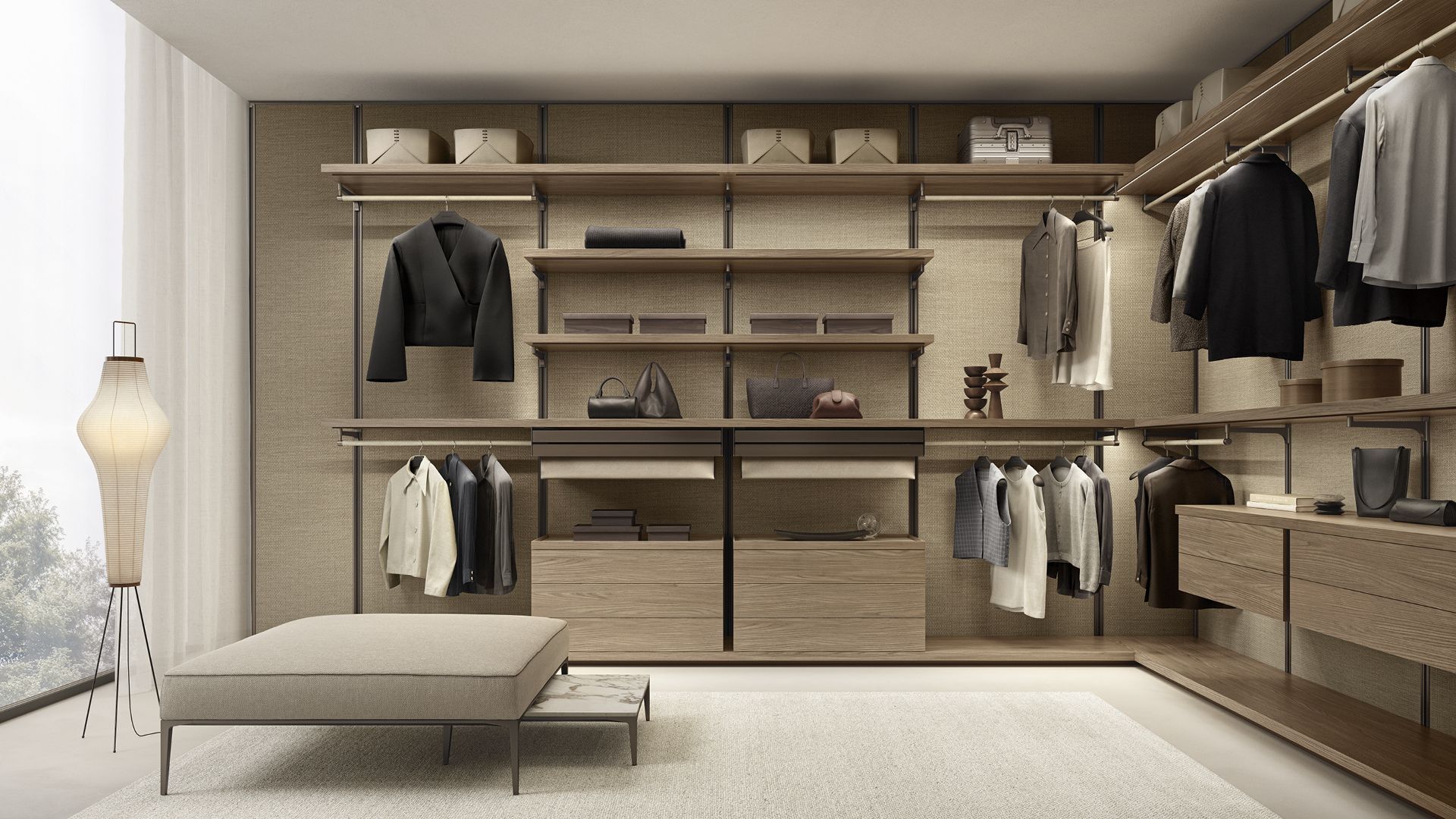 Vestidor moderno con estantes abiertos, perchero, cajones y un banco bajo en una habitación de color beige neutro.