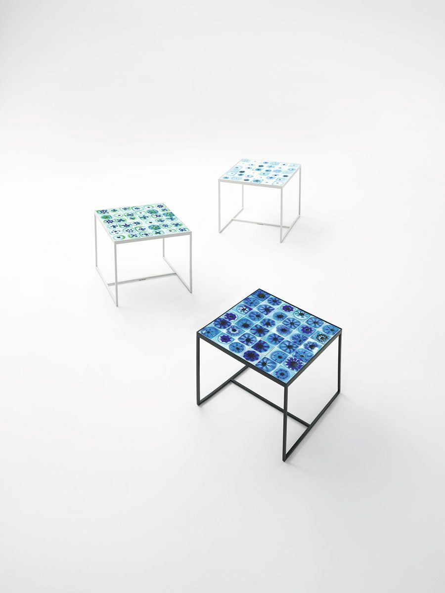Tres mesas cuadradas modernas con tableros de mosaico azul sobre fondo blanco.