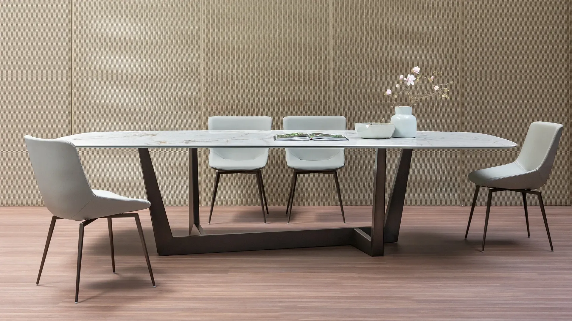 Comedor moderno con una mesa larga blanca, seis sillas y un jarrón sobre un fondo beige a rayas.