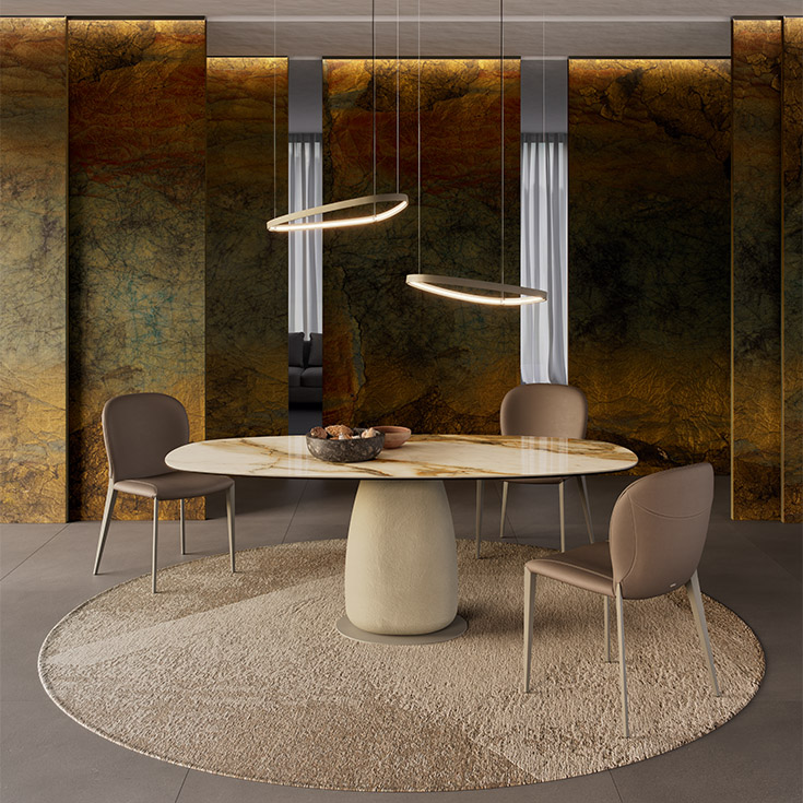 Comedor moderno con mesa redonda, cuatro sillas, lámparas colgantes y paneles de pared texturizados de color marrón.