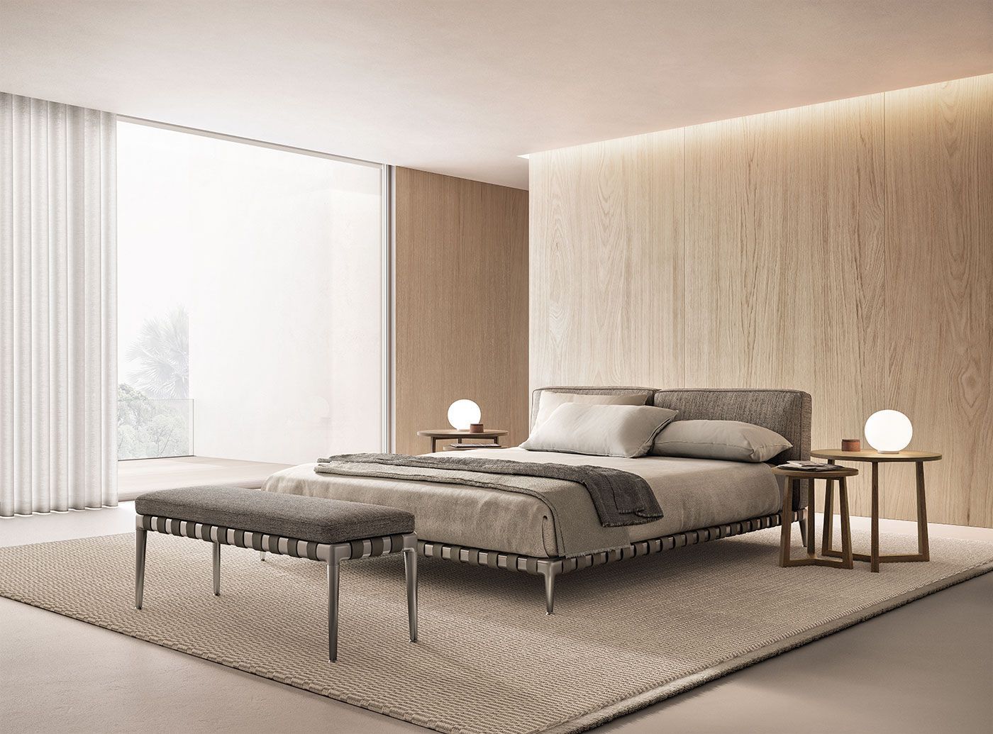 Dormitorio minimalista en tonos beige con una cama grande, banco, mesitas de noche y luz natural suave.