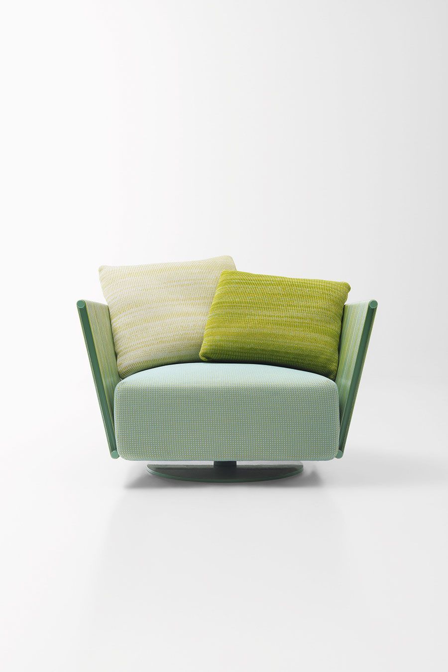 Sillón moderno verde y crema con cojín a rayas, centrado sobre un fondo blanco.