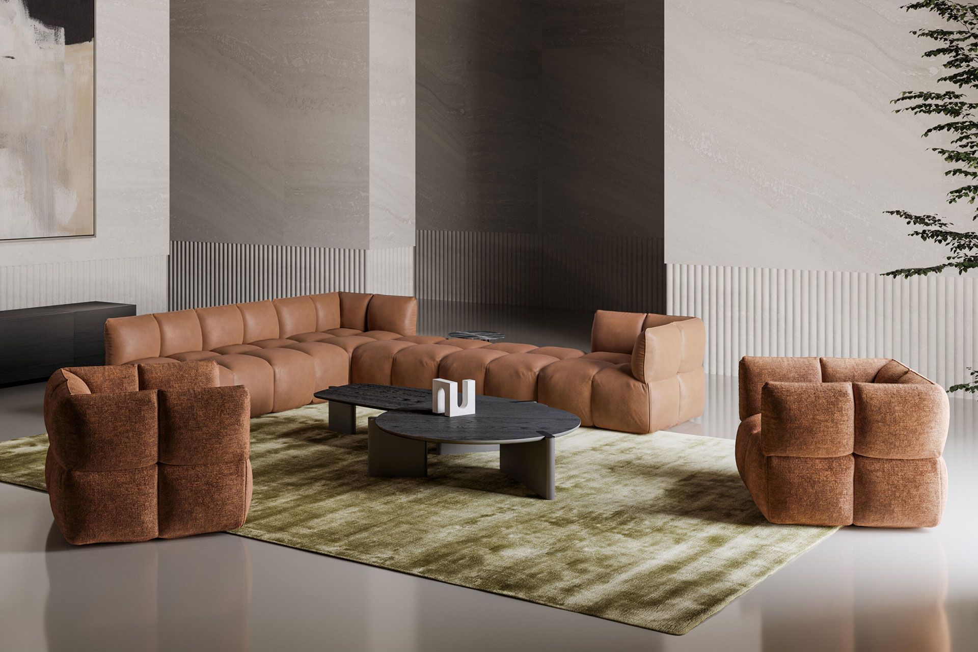Sala de estar moderna con sofá seccional color canela, sillones marrones, mesa de centro negra y alfombra verde.
