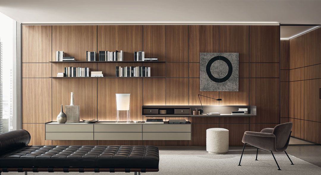 Sala de estar moderna y minimalista con pared revestida de madera, estantes flotantes, consola baja, sofá negro y sillón.