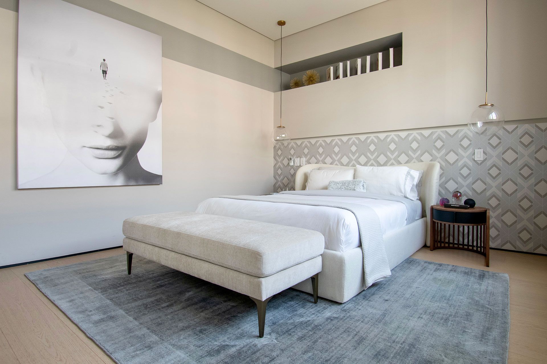 Salón moderno con sofá gris, revestimiento de madera y grandes paneles divisorios corredizos de madera.