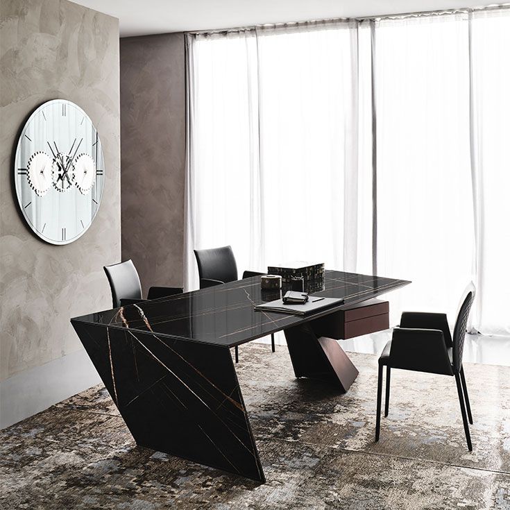 Mesa y sillas de comedor modernas de color negro en una habitación luminosa y minimalista con grandes ventanales