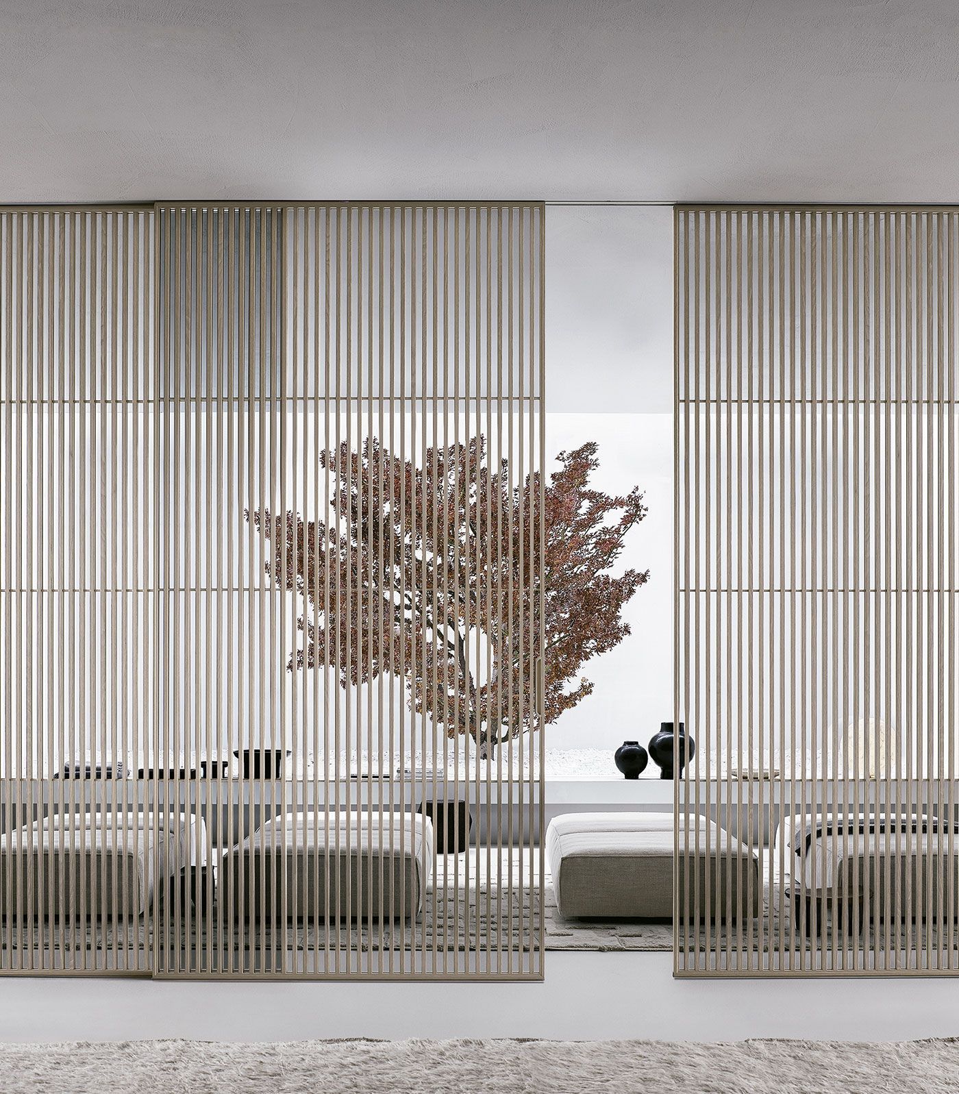 Salón moderno minimalista con una escultura decorativa de un árbol detrás de cortinas verticales transparentes.