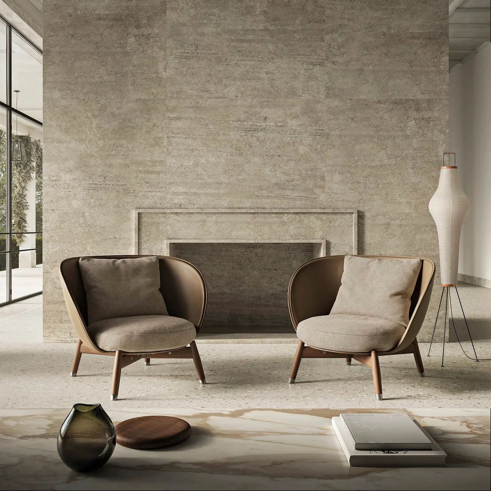 Sala de estar moderna con dos sillones marrones, una chimenea y un jarrón alto sobre una pared de textura neutra.