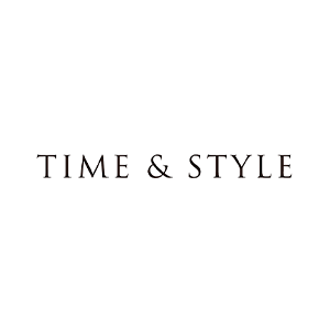 Texto “TIEMPO Y ESTILO” en negro sobre fondo blanco