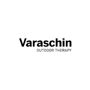 Logotipo de Varaschin en negro con las palabras “TERAPIA AL AIRE LIBRE” debajo sobre un fondo blanco.