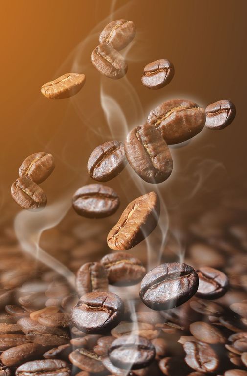 Un mucchio di chicchi di caffè da cui esce del fumo.