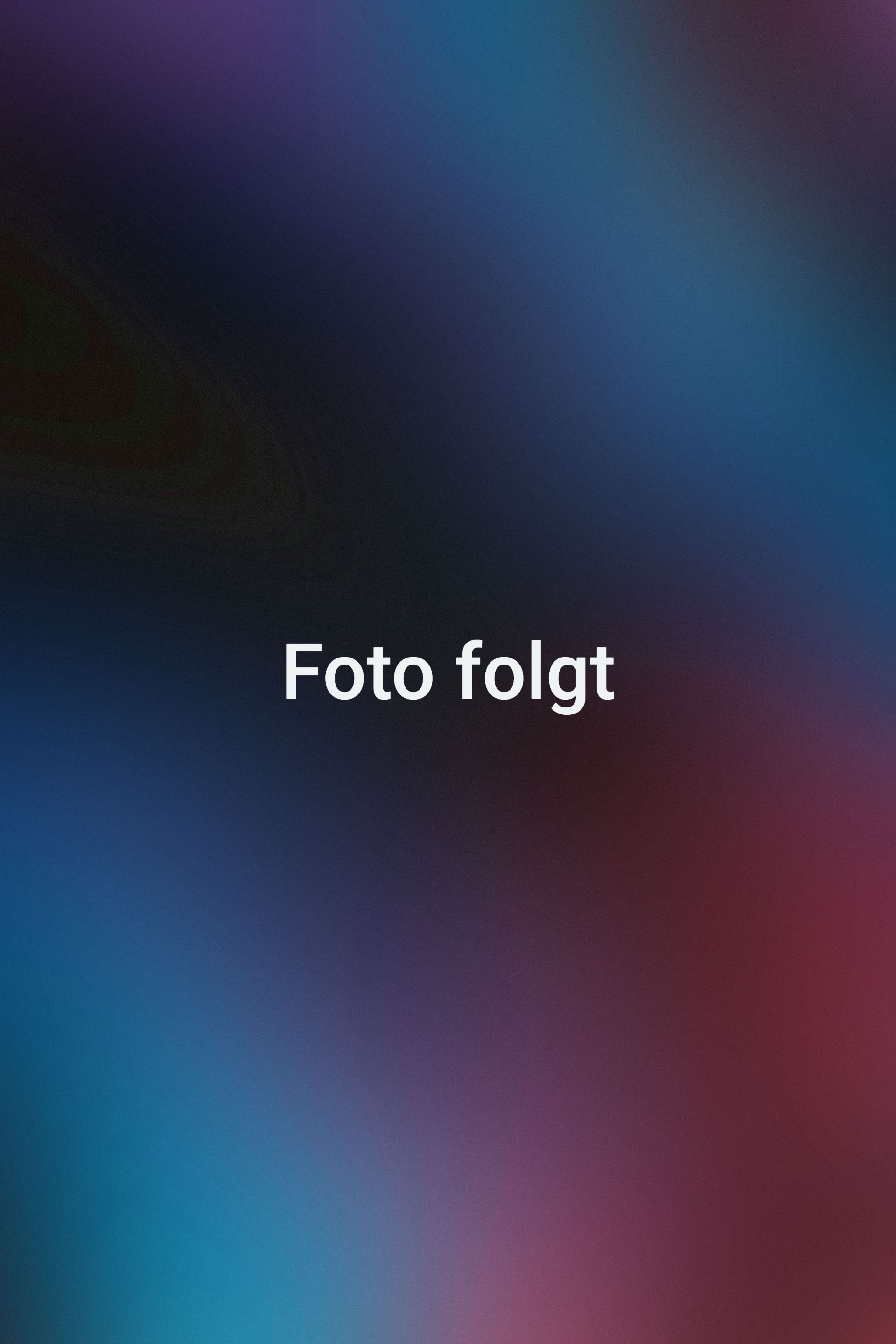 Der Text „Foto folgt“ ist auf einem verschwommenen, blau-roten Farbverlaufshintergrund zu lesen.