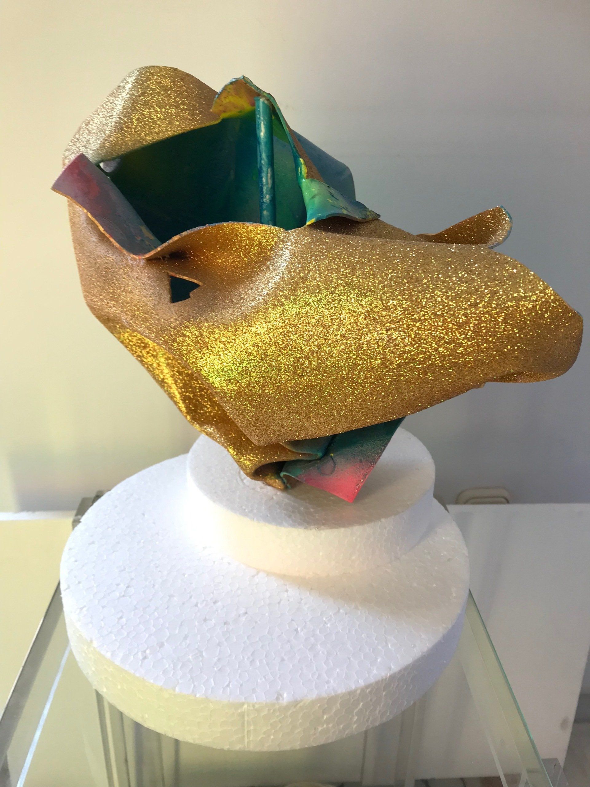 Eine Skulptur sitzt auf einem Styroporsockel