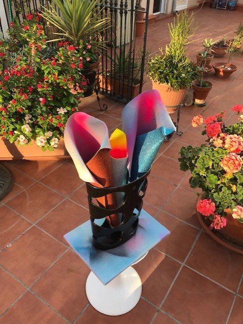 Eine Vase mit Blumen darin steht auf einem gefliesten Boden