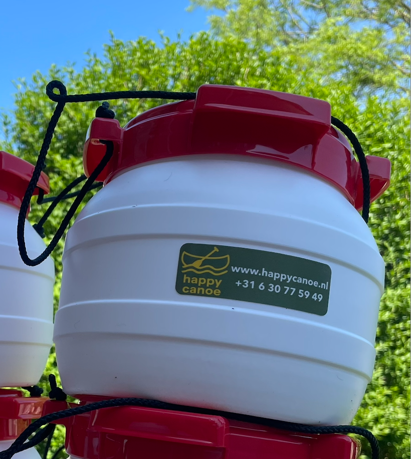 Een witte container met een groene sticker met de tekst 'happy canoe'