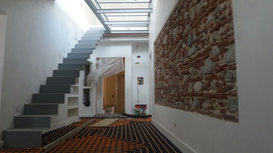 interni casa con pietre a vista in una parete
