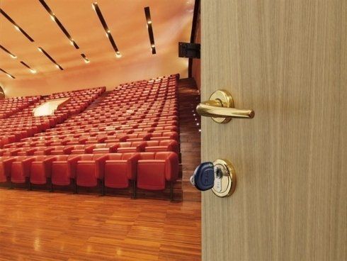 serratura della porta di un teatro