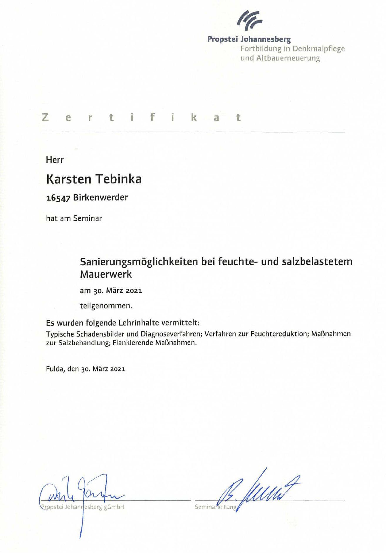 Ein Zertifikat mit einer Unterschrift darauf befindet sich auf einem weißen Hintergrund.