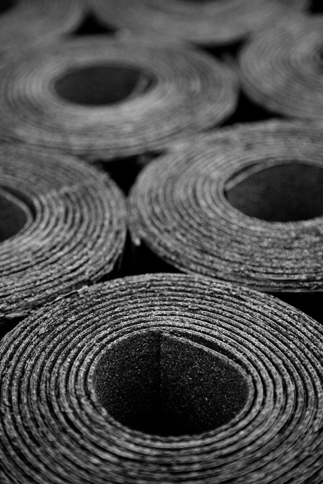 Ein Schwarzweißfoto von Gummirollen auf einem Tisch.