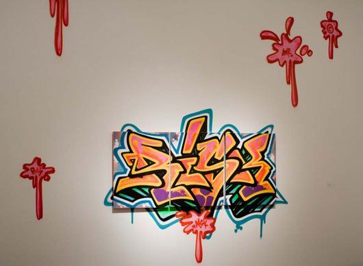 Graffiti on a wall with the letter s on it