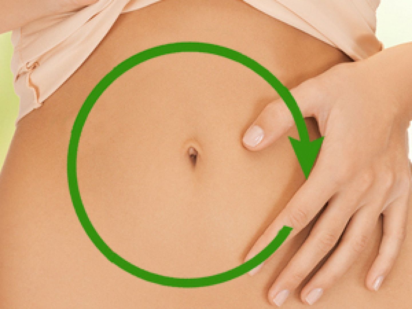 Close-up of abdomen with green circular arrow and hand, indicating belly massage or body contouring step