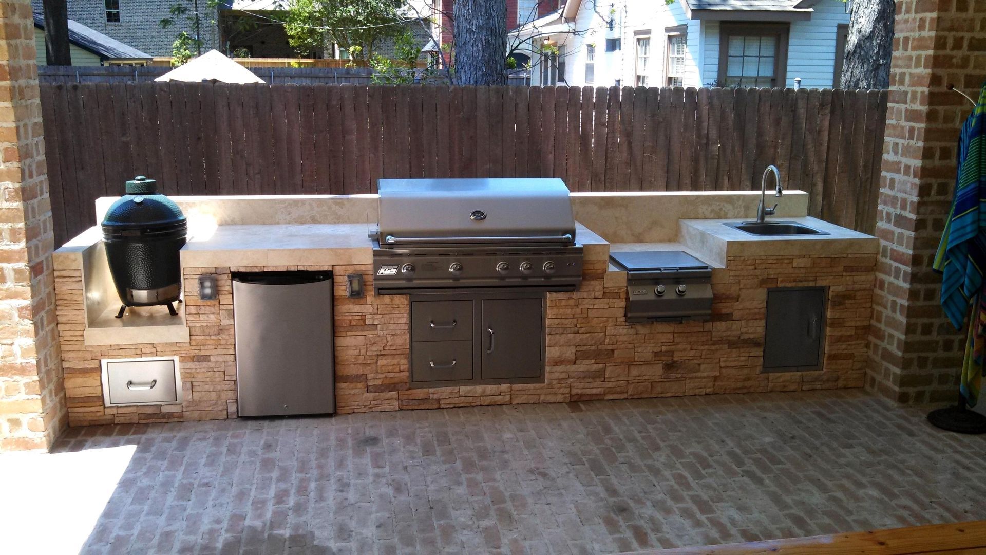 Outdoor kitchen perfect for entertaining in fall, spring and summer in Maryland