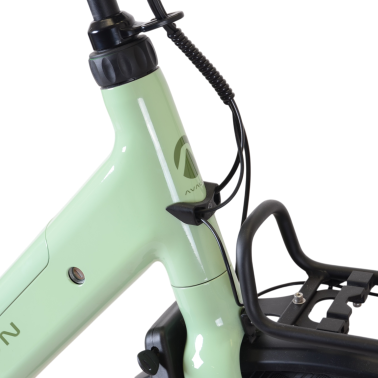 Detail van het robuuste frame en de praktische voordrager van de Avalon E-Moev elektrische stadsfiets