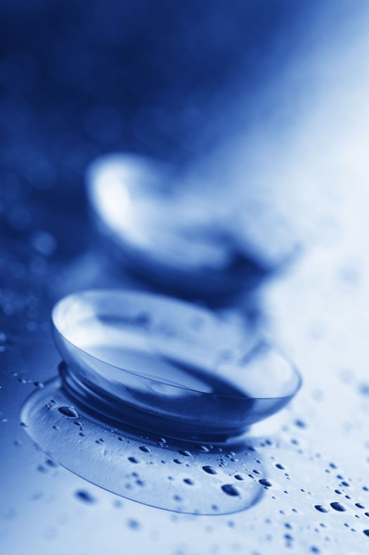 Un paio di lenti a contatto sono appoggiate su una superficie blu.